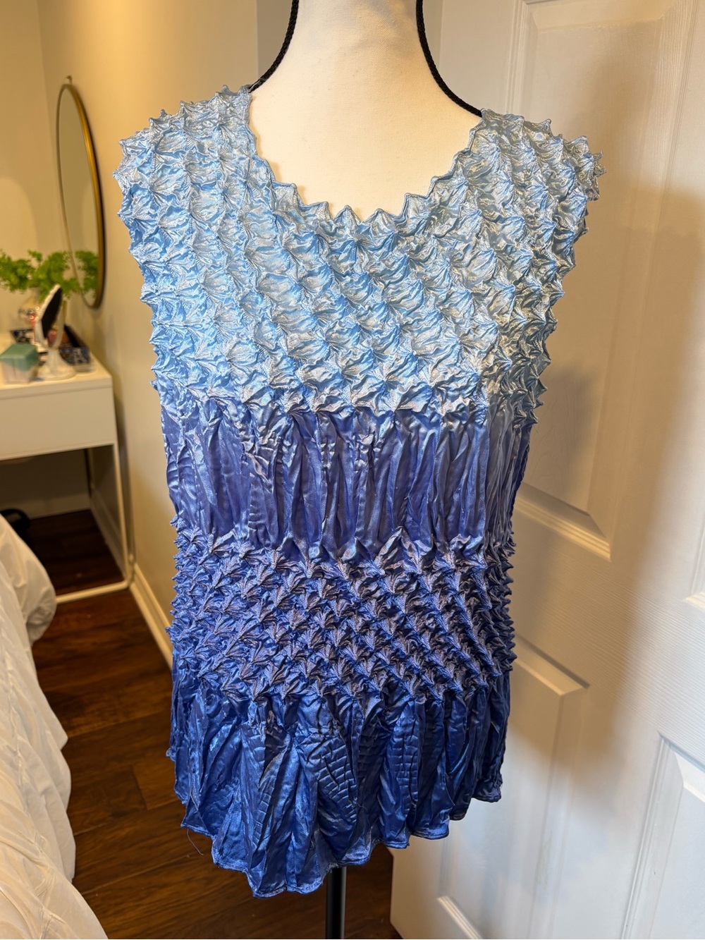 🌷Satin Crinkle Popcorn Blue Ombré Stretch Blouse 3/$30